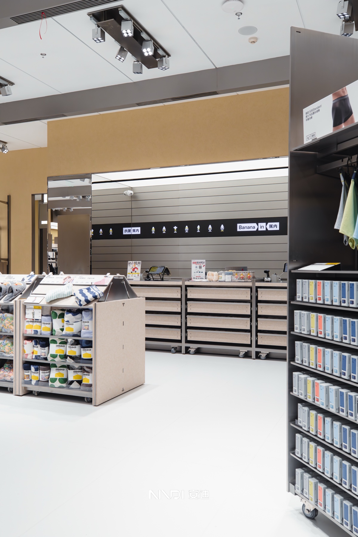 蕉内杭州来福士门店金属道具实景