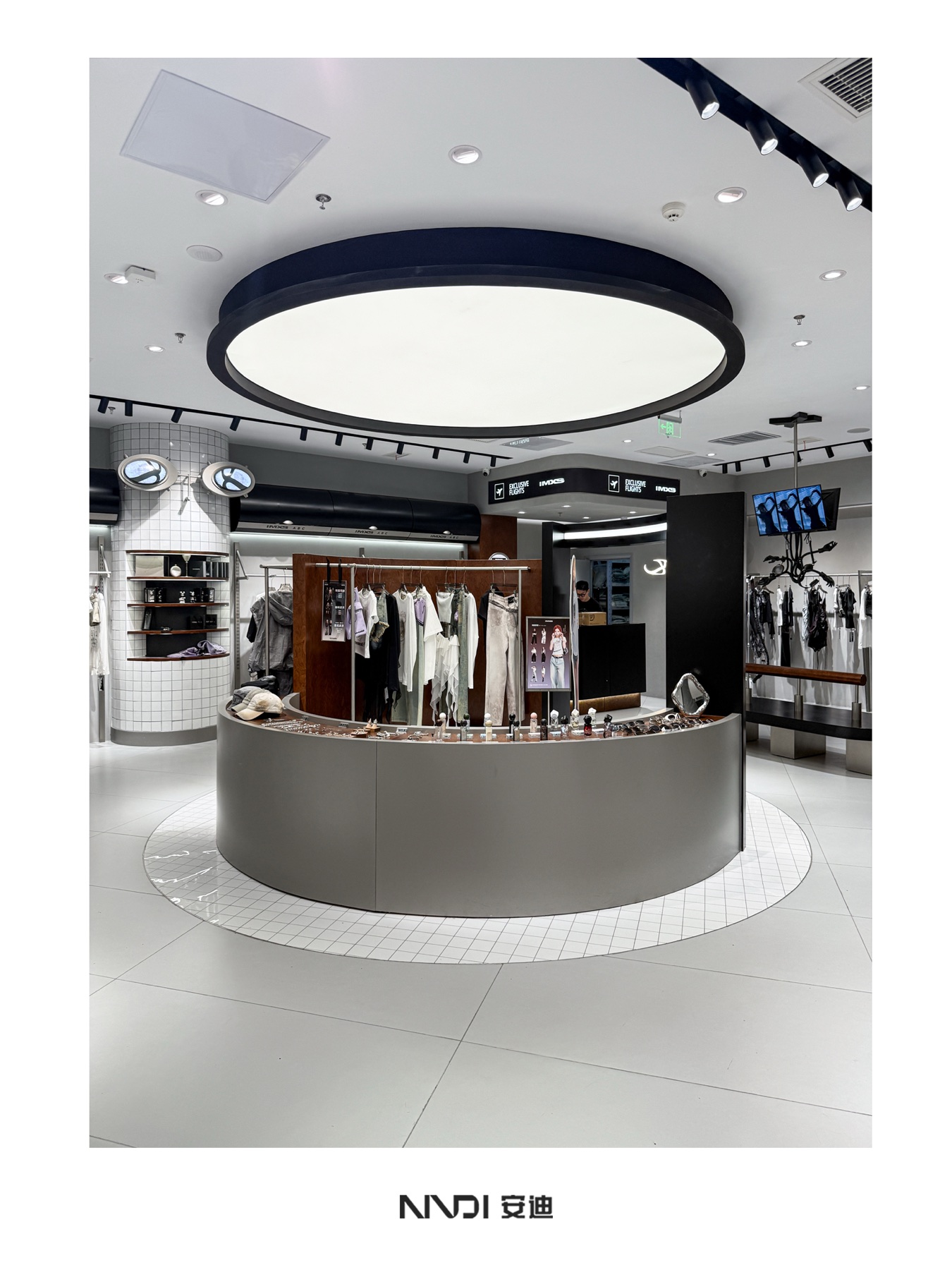 南京 IMXS 门店机舱主题装置与陈列空间实景